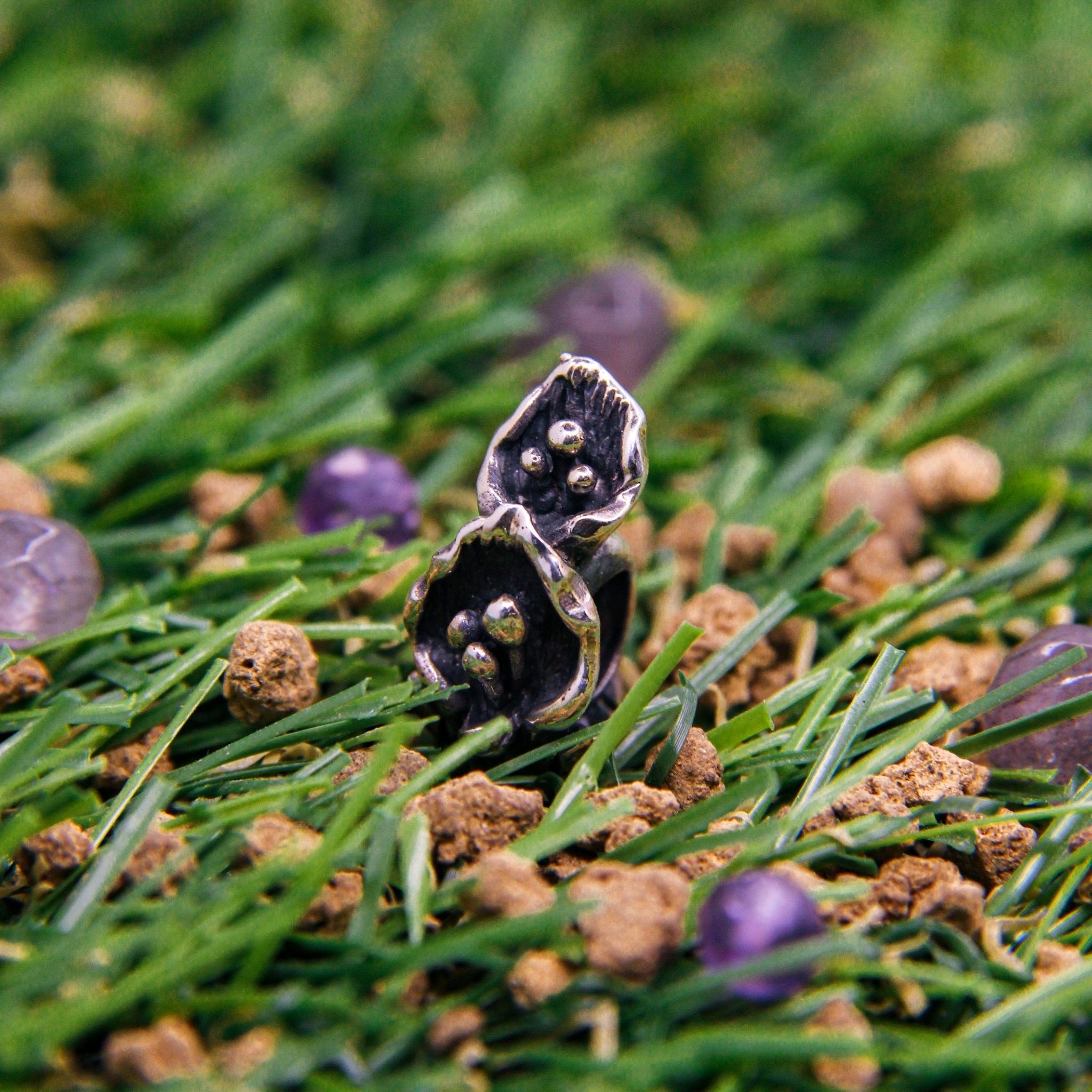 Moonshadow Lily Bead