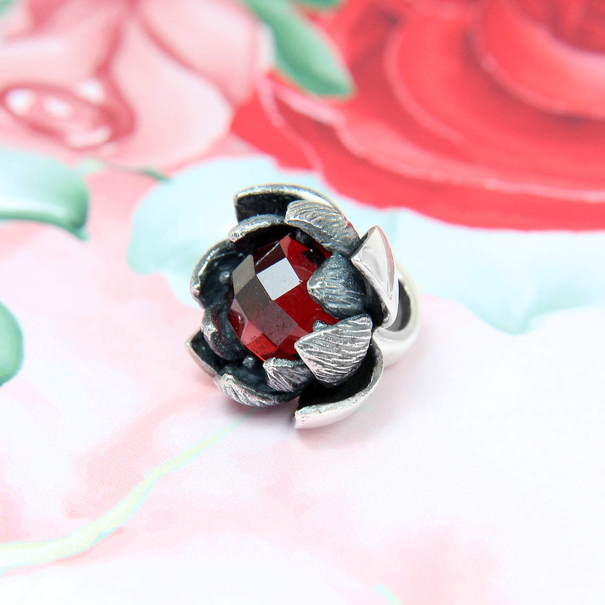 Lotus Garnet Stopper